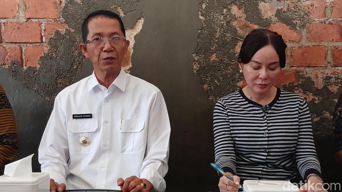 Kepala BP Batam, Amsakar Achmad dan Wakil Kepala BP Batam Li Claudia Chandra saat memberi keterangan soal kavling laut.