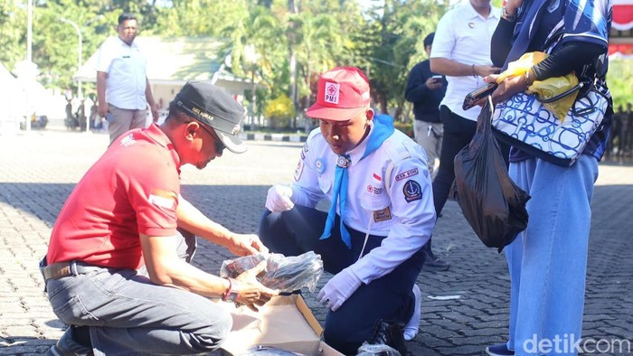 Bupati Bone Andi Asman Sulaiman memberikan sepatu kepada siswa SMP 2 Watampone usai viral di media sosial.