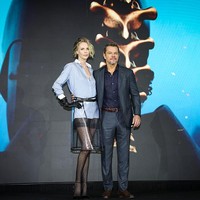 Charlize Theron bersama Matt Damon menghadiri konferensi pers sekaligus premiere film The Odyssey di Seoul, Korea Selatan, pada Senin (3/8/2026). Foto: Getty Images for Universal Pictu/Chung Sung-Jun