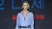 Gaya Charlize Theron Pamer Kaki Jenjang Pakai Rok 'Plastik' Transparan