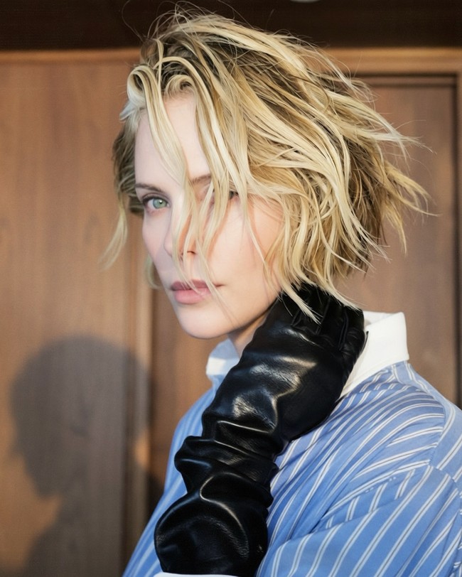 Rambut bob pendek ditata bergelombang acak, sementara wajahnya dirias makeup nude natural. Foto: Instagram/@charlizeafrica