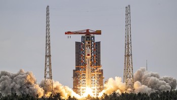 China kembali memperkuat jaringan satelit internetnya dengan meluncurkan kelompok satelit terbaru ke orbit rendah Bumi menggunakan roket Long March-8A dari Pusat Peluncuran Antariksa Komersial Hainan, kemarin. Photo by VCG/VCG via Getty Images