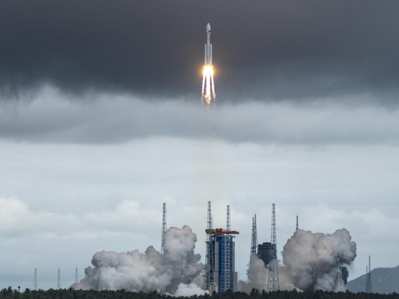 WENCHANG, CHINA - AUGUST 04: A Long March-8A carrier rocket, carrying the 23rd group of the low-orbit internet constellation, blasts off from the Hainan commercial spacecraft launch site on August 4, 2026 in Wenchang, Hainan Province of China. China sent a new batch of internet satellites into orbit Tuesday in the southern island province of Hainan. The satellites lifted off aboard a Long March-8A carrier rocket at 4:52 p.m. (Beijing Time) and entered their preset orbits successfully. (Photo by Meng Zhongde/VCG via Getty Images)