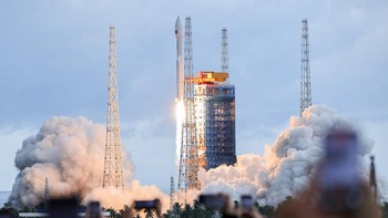   Peluncuran dilakukan pada pukul 16.52 waktu Beijing dari Kota Wenchang, Provinsi Hainan. Roket Long March-8A membawa kelompok ke-23 konstelasi satelit internet orbit rendah yang dirancang untuk memperluas cakupan layanan komunikasi berbasis satelit. VCG via Getty Images/VCG China News Service 