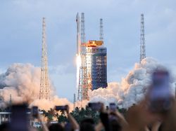 China Tambah Jaringan Satelit Internet Lewat Peluncuran Long March-8A