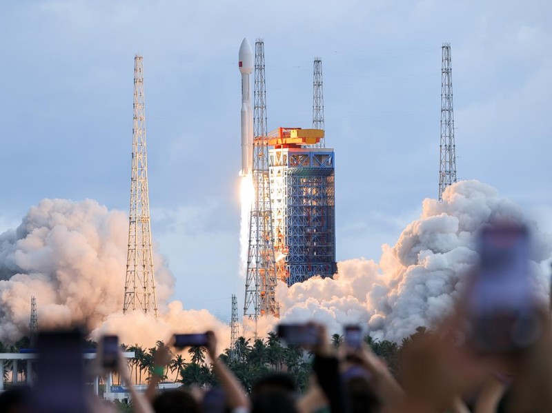 WENCHANG, CHINA - AUGUST 04: Spectators watch as a Long March-8A carrier rocket, carrying the 23rd group of the low-orbit internet constellation, blasts off from the Hainan commercial spacecraft launch site on August 4, 2026 in Wenchang, Hainan Province of China. China sent a new batch of internet satellites into orbit on August 4 in the southern island province of Hainan. The satellites lifted off aboard a Long March-8A carrier rocket at 4:52 p.m. (Beijing Time) and entered their preset orbits successfully. (Photo by Luo Yunfei/China News Service/VCG via Getty Images)