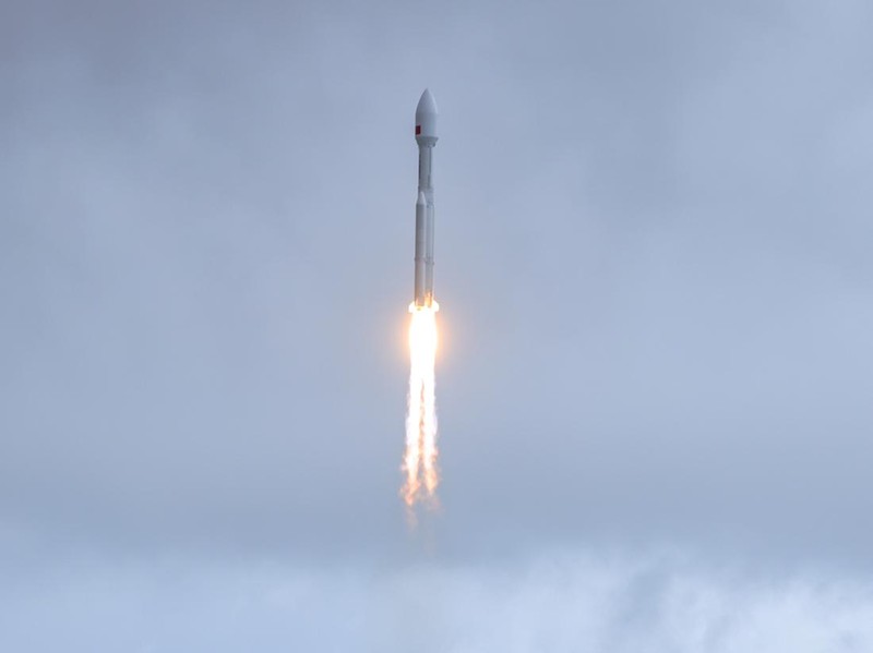 WENCHANG, CHINA - AUGUST 04: A Long March-8A carrier rocket, carrying the 23rd group of the low-orbit internet constellation, blasts off from the Hainan commercial spacecraft launch site on August 4, 2026 in Wenchang, Hainan Province of China. China sent a new batch of internet satellites into orbit on August 4 in the southern island province of Hainan. The satellites lifted off aboard a Long March-8A carrier rocket at 4:52 p.m. (Beijing Time) and entered their preset orbits successfully. (Photo by Luo Yunfei/China News Service/VCG via Getty Images)