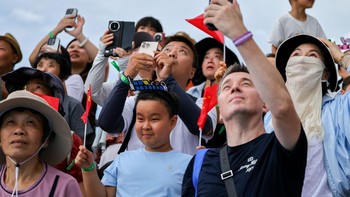   Peluncuran disaksikan ratusan warga dan wisatawan yang memadati area pengamatan di sekitar lokasi peluncuran. Long March-8A tampak melesat ke langit meninggalkan jejak asap tebal sebelum membawa muatan menuju orbit rendah Bumi.  China News Service via Getty Ima/China News Service