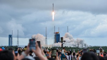 Roket Long March-8A merupakan salah satu kendaraan peluncur generasi baru China yang dikembangkan untuk mengangkut berbagai muatan ke orbit rendah Bumi. Roket ini menjadi bagian penting dalam mendukung meningkatnya frekuensi peluncuran satelit komersial maupun pemerintah.  China News Service via Getty Ima/China News Service