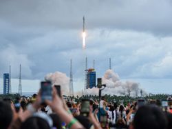 China Tambah Jaringan Satelit Internet Lewat Peluncuran Long March-8A