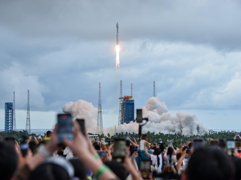 WENCHANG, CHINA - AUGUST 04: Spectators watch as a Long March-8A carrier rocket, carrying the 23rd group of the low-orbit internet constellation, blasts off from the Hainan commercial spacecraft launch site on August 4, 2026 in Wenchang, Hainan Province of China. China sent a new batch of internet satellites into orbit on August 4 in the southern island province of Hainan. The satellites lifted off aboard a Long March-8A carrier rocket at 4:52 p.m. (Beijing Time) and entered their preset orbits successfully. (Photo by Luo Yunfei/China News Service/VCG via Getty Images)