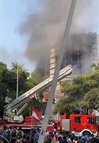 Damkar mengerahkan mobil dengan tangga hidrolik panjang (bronto skylift) untuk menggapai titik kebakaran yang berada di ketinggian. (dok Damkar DKI)