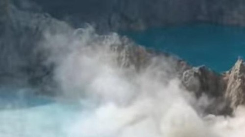 Video viral di medsos menampilkan longsoran di tepi Danau Kelimutu hingga tampak berasap.