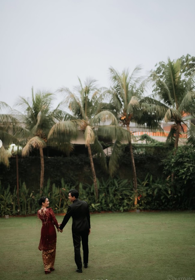 Dea Annisa tampil anggun dengan balutan kebaya modern bernuansa merah burgundy. Berasal dari Zall Modiste by ASRI, kebaya tersebut tersebut memiliki siluet pas di badan sehingga membentuk garis tubuh dengan rapi. Foto: Instagram/@deaaannisa