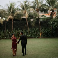 Dea Annisa tampil anggun dengan balutan kebaya modern bernuansa merah burgundy. Berasal dari Zall Modiste by ASRI, kebaya tersebut tersebut memiliki siluet pas di badan sehingga membentuk garis tubuh dengan rapi. Foto: Instagram/@deaaannisa