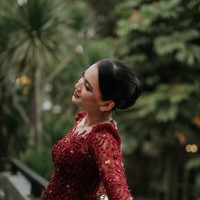 Bagian atas kebaya dipenuhi bordir tiga dimensi (3D embroidery) bermotif floral dan sulur yang dipadukan dengan taburan payet merah serta sentuhan aksen keemasan. Detail ini membuat busana terlihat berkilau ketika terkena cahaya tanpa tampak berlebihan. Foto: Instagram/@deaaannisa