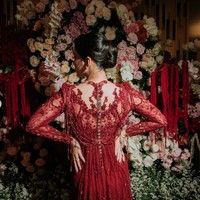 Dari foto belakang terlihat salah satu daya tarik utama kebaya tersebut, yaitu desain open-back illusion yang dihiasi bordiran simetris. Bagian tengah punggung dilengkapi deretan kancing kecil memanjang sebagai detail dekoratif, sementara terdapat untaian manik-manik yang menjuntai dari bahu hingga punggung sehingga menciptakan efek dramatis saat dikenakan. Foto: Instagram/@deaaannisa