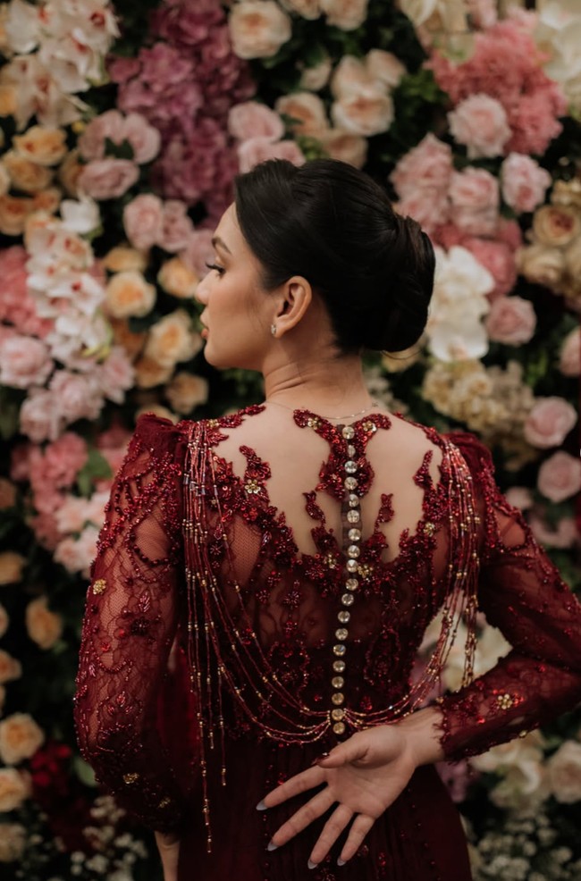 Rambut Dea ditata dengan gaya sleek low bun yang disisir sangat rapi dengan belahan samping. Tidak ada helaian rambut yang dibiarkan terurai sehingga keseluruhan tampilannya terlihat bersih, klasik, dan elegan. Tidak ada helaian rambut yang dibiarkan terurai sehingga keseluruhan tampilannya terlihat clean, klasik, dan elegan. Foto: Instagram/@deaaannisa