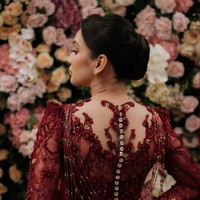 Rambut Dea ditata dengan gaya sleek low bun yang disisir sangat rapi dengan belahan samping. Tidak ada helaian rambut yang dibiarkan terurai sehingga keseluruhan tampilannya terlihat bersih, klasik, dan elegan. Tidak ada helaian rambut yang dibiarkan terurai sehingga keseluruhan tampilannya terlihat clean, klasik, dan elegan. Foto: Instagram/@deaaannisa