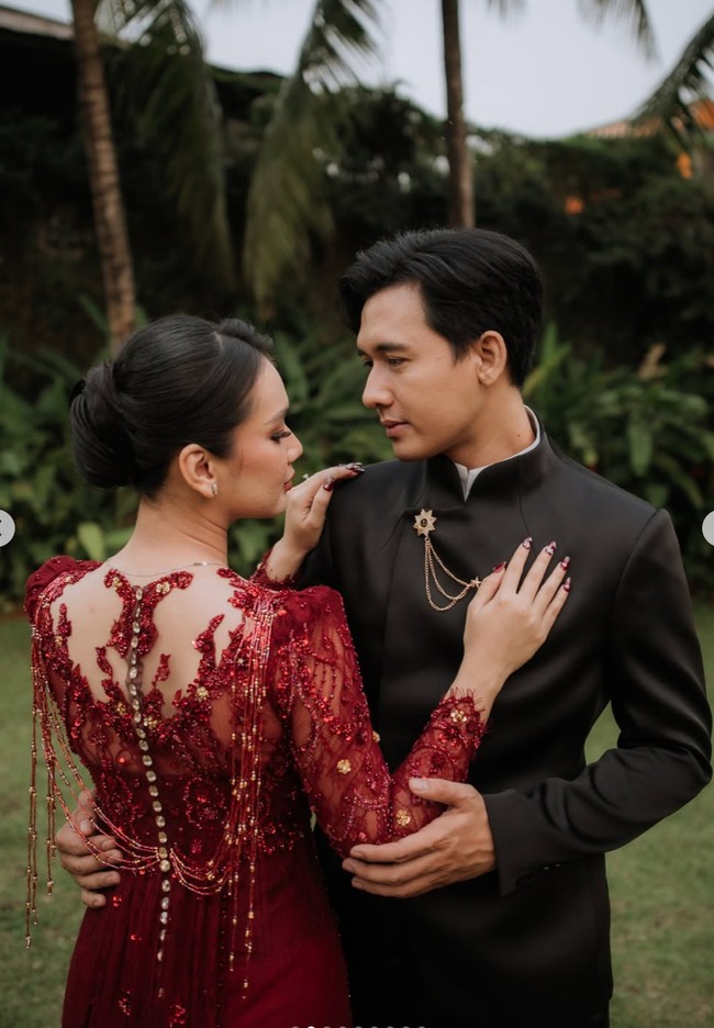 Sementara Mazaki tampil serasi dengan mengenakan beskap modern berwarna hitam berpotongan clean dan minimalis. Busana tersebut memiliki model high collar dengan kancing tersembunyi sehingga memberikan kesan formal dan maskulin. Foto: Instagram/@deaaannisa