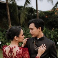 Sementara Mazaki tampil serasi dengan mengenakan beskap modern berwarna hitam berpotongan clean dan minimalis. Busana tersebut memiliki model high collar dengan kancing tersembunyi sehingga memberikan kesan formal dan maskulin. Foto: Instagram/@deaaannisa
