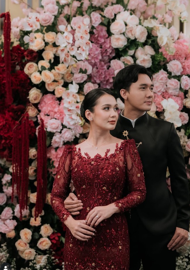 Riasan wajah Dea mengusung konsep soft glam bernuansa natural. Penampilannya makin memukau dengan aksesori simpel berupa anting tusuk, kalung, serta cincin yang melingkar di jari manis.Foto: Instagram/@deaaannisa