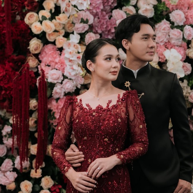 Inspirasi Kebaya Burgundy Dea Annisa di Acara Lamaran, Elegan Dipenuhi Bordir