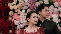 Inspirasi Kebaya Burgundy Dea Annisa di Acara Lamaran, Elegan Dipenuhi Bordir