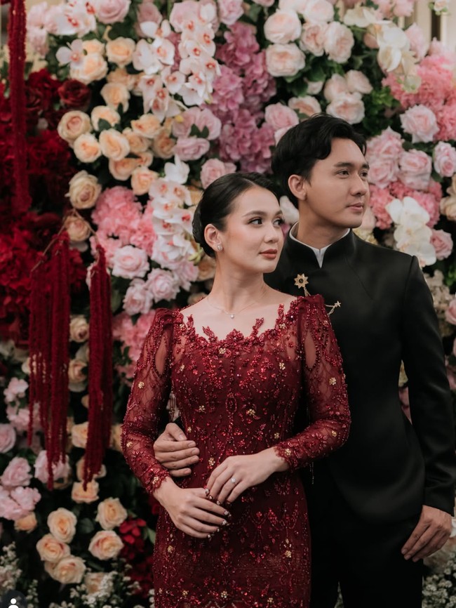 Inspirasi Kebaya Burgundy Dea Annisa di Acara Lamaran, Elegan Dipenuhi Bordir