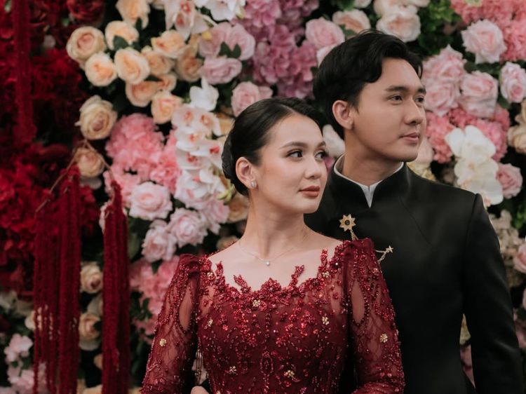 Inspirasi Kebaya Burgundy Dea Annisa di Acara Lamaran, Elegan Dipenuhi Bordir