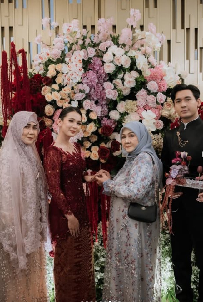 Kebaya burgundy yang dikenakan Dea tampak dipadukan dengan kain lilit batik berwarna coklat. Semakin mendekati hari pernikahan, aura calon manten makin terpancar dari penampilan Dea. Foto: Instagram/@deaaannisa