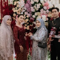 Kebaya burgundy yang dikenakan Dea tampak dipadukan dengan kain lilit batik berwarna coklat. Semakin mendekati hari pernikahan, aura calon manten makin terpancar dari penampilan Dea. Foto: Instagram/@deaaannisa