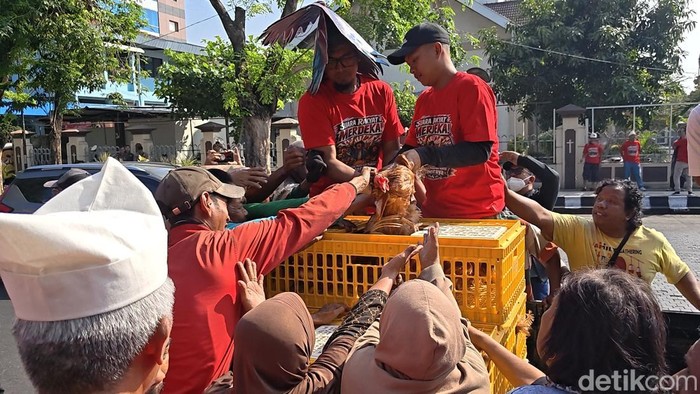 Aksi peternak membagikan ayam di Gladak Solo, Rabu (5/8/2026).