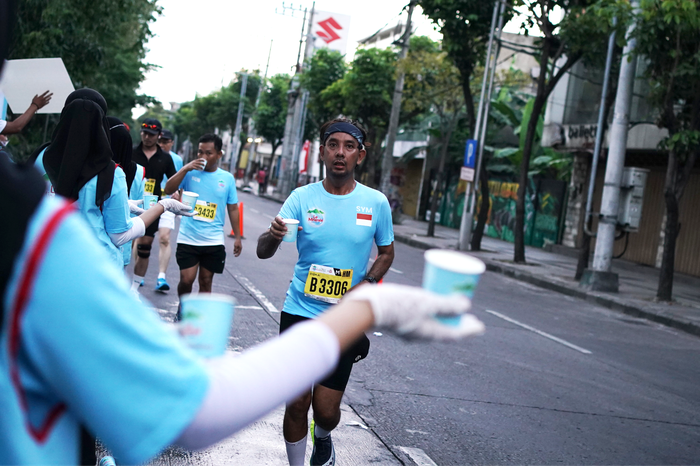 Dipercaya di Surabaya Marathon 2026, Le Minerale Hadir di 18 Water Station