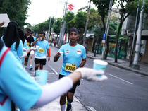 Dipercaya di Surabaya Marathon 2026, Le Minerale Hadir di 18 Water Station