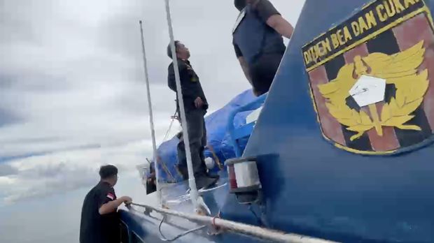 Direktorat Jenderal Bea dan Cukai (DJBC) keberhasil menggagalkan upaya penyelundupan 99,5 ton rotan utuh yang diduga akan diekspor secara ilegal ke Tawau, Malaysia. Direktorat Jenderal Bea dan Cukai (DJBC) keberhasil menggagalkan upaya penyelundupan 99,5 ton rotan utuh yang diduga akan diekspor secara ilegal ke Tawau, Malaysia. (Dok. Direktorat Jenderal Bea dan Cukai)