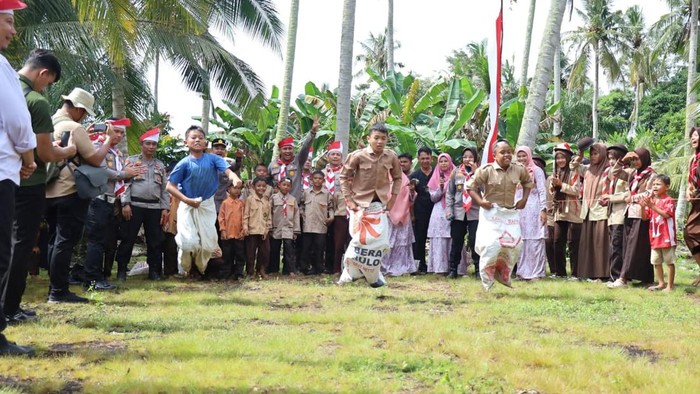 Ekspedisi Merah Putih jangkau ujung Siak, menanam 1.000 mangrove dan menyerahkan bansos kepada masyarakat, Rabu (5/8/2026).