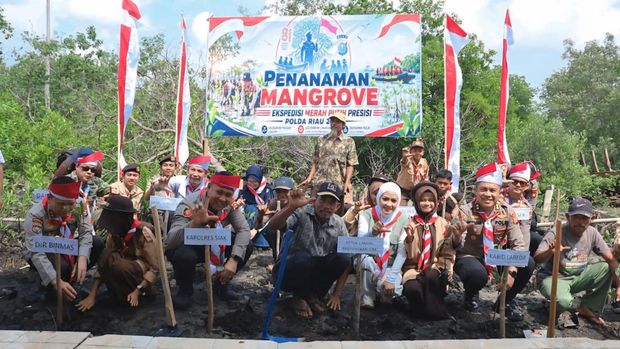Ekspedisi Merah Putih jangkau ujung Siak, menanam 1.000 mangrove dan menyerahkan bansos kepada masyarakat, Rabu (5/8/2026).