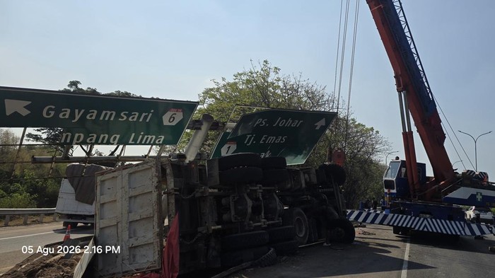 Evakuasi truk muatan pasir usai menghantam pikap L 300 hingga papan penunjuk jalan di Jalan Tol Gayamsari, Kota Semarang, Rabu (5/8/2026).