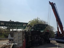 Truk Seruduk Pikap-Rambu Tol Gayamsari hingga Ambruk