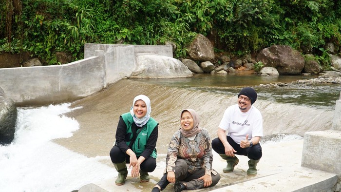 Rivana Mezaya, Director of Digital & Sustainability, Grab Indonesia (kiri), bersama Tri Mumpuni, Pendiri dan Direktur Eksekutif IBEKA (tengah) dan Andy F. Noya, Founder BenihBaik.com (kanan), meninjau rehabilitasi Pembangkit Listrik Tenaga Mikrohidro
