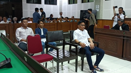 Hamdan Kasim (depan kemeja putih) mengikuti sidang putusan di Pengadilan Tipikor Mataram, Rabu (5/8/2026).