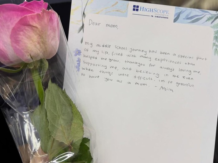 Imel Putri dan Zaskia Gotik hadiri momen kelulusan Aqila dari SMP.