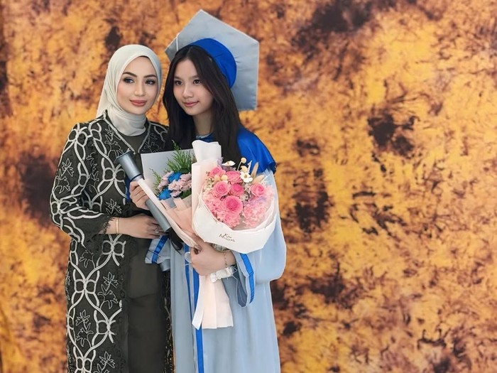 Imel Putri dan Zaskia Gotik hadiri momen kelulusan Aqila dari SMP.