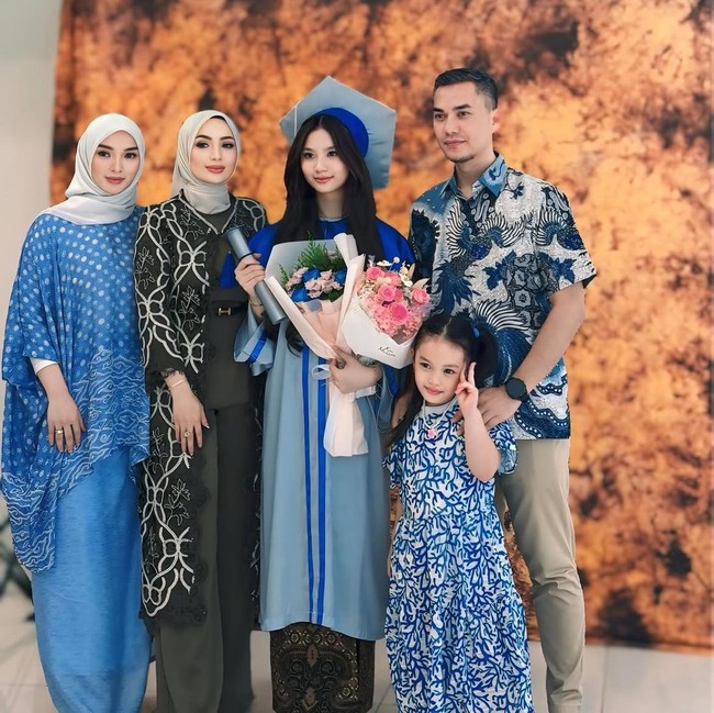Obrolan Imel Putri dan Zaskia Gotik Saat Duduk Bareng Hadiri Kelulusan Anak