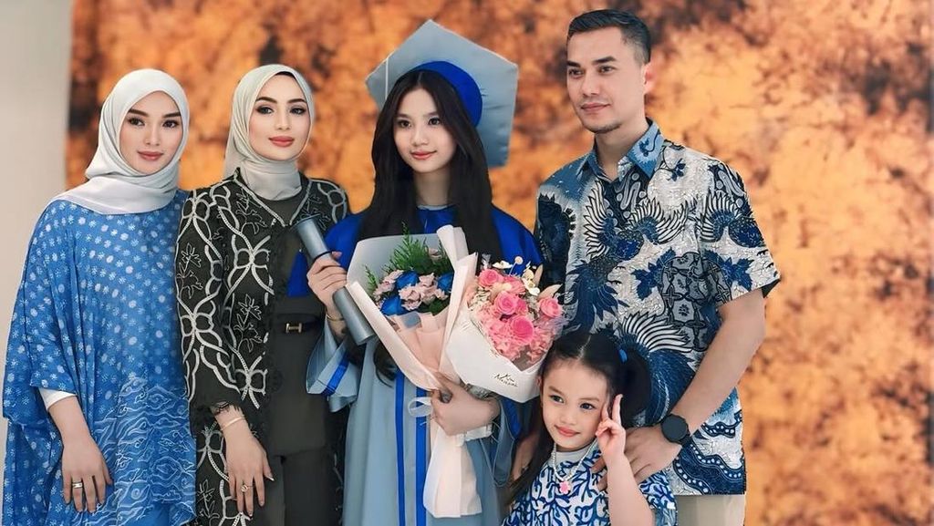 Obrolan Imel Putri dan Zaskia Gotik Saat Duduk Bareng Hadiri Kelulusan Anak