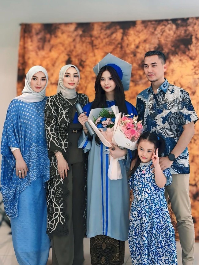 Obrolan Imel Putri dan Zaskia Gotik Saat Duduk Bareng Hadiri Kelulusan Anak