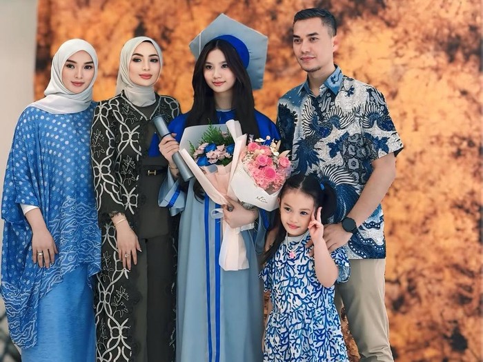 Imel Putri dan Zaskia Gotik hadiri momen kelulusan Aqila dari SMP.