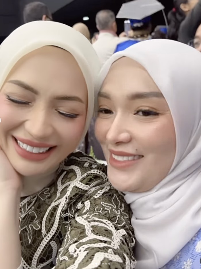 Imel Putri Cahyati dan Zaskia Gotik hadiri momen kelulusan anak mereka, Aqila.
