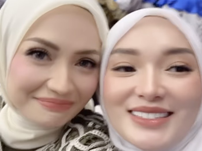 Imel Putri Cahyati dan Zaskia Gotik hadiri momen kelulusan anak mereka, Aqila.